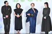 左から鈴木浩介、永作博美、夏木マリ、浜辺美波。