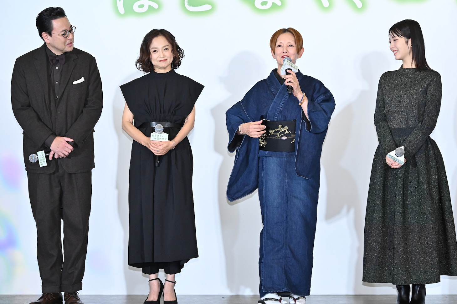 左から鈴木浩介、永作博美、夏木マリ、浜辺美波。