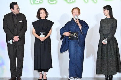 左から鈴木浩介、永作博美、夏木マリ、浜辺美波。