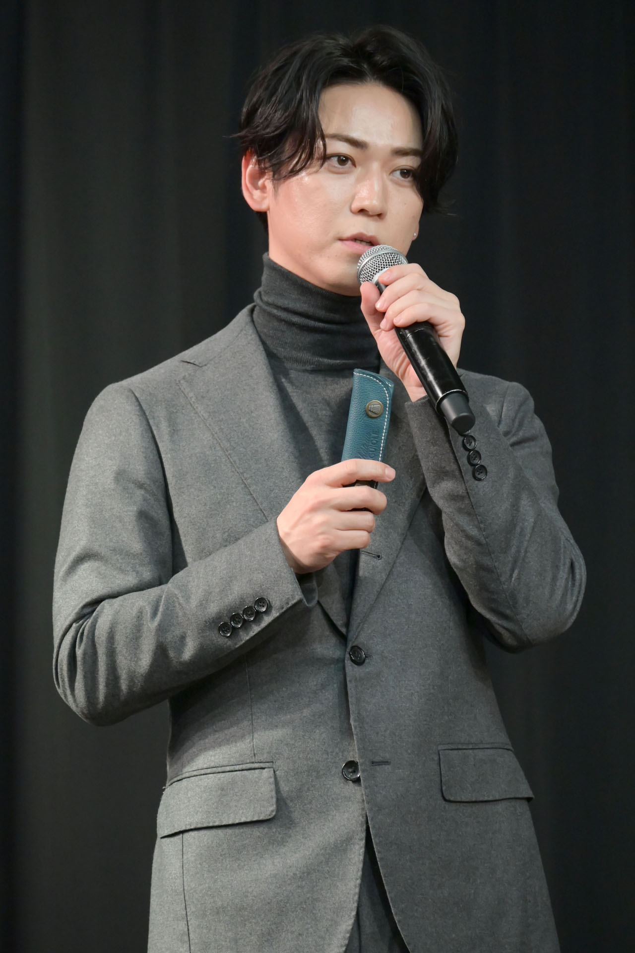 持参したソムリエナイフを紹介する亀梨和也。