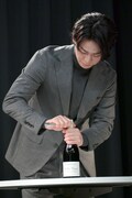 ワインボトルを開ける亀梨和也。