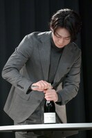 ワインボトルを開ける亀梨和也。