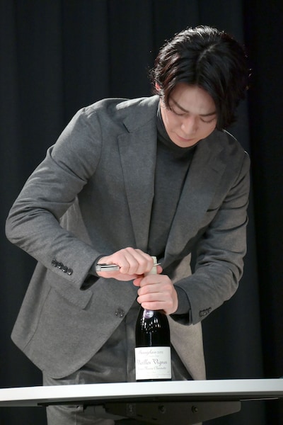 ワインボトルを開ける亀梨和也。