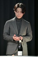 美しい所作でソムリエナイフをしまう亀梨和也。