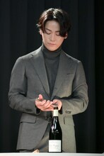 美しい所作でソムリエナイフをしまう亀梨和也。