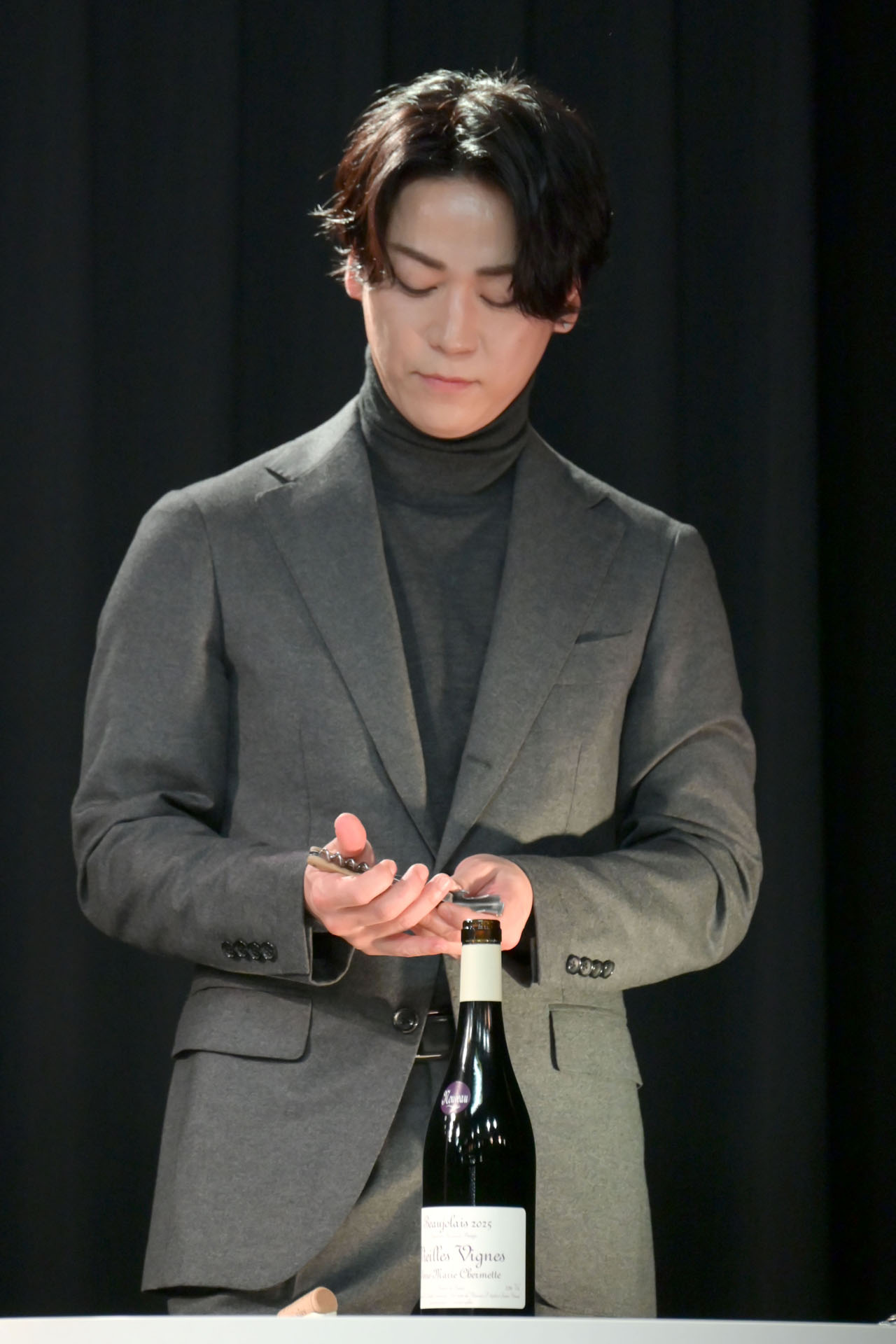 美しい所作でソムリエナイフをしまう亀梨和也。