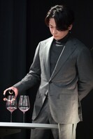 ワインを注ぐ亀梨和也。