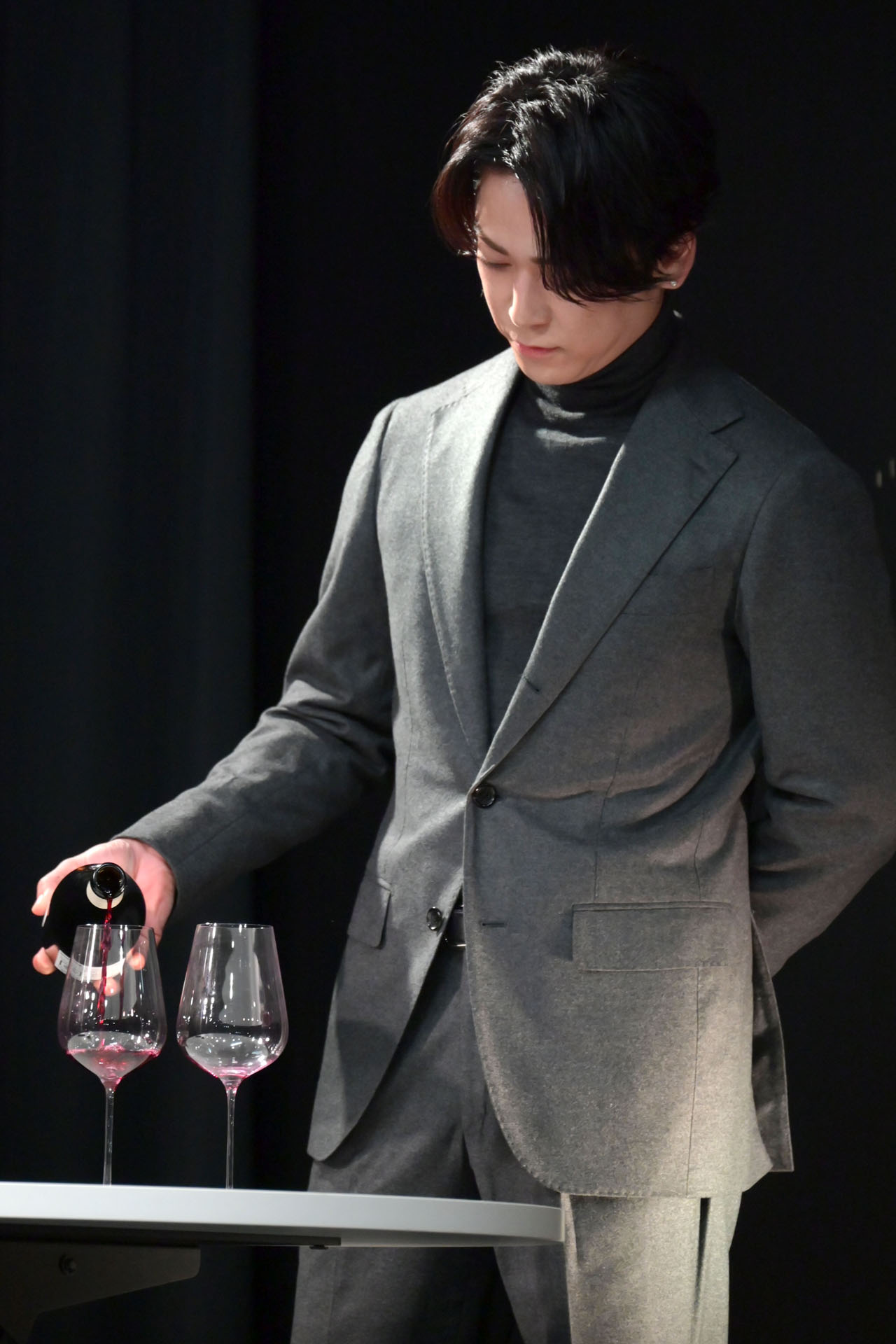 ワインを注ぐ亀梨和也。