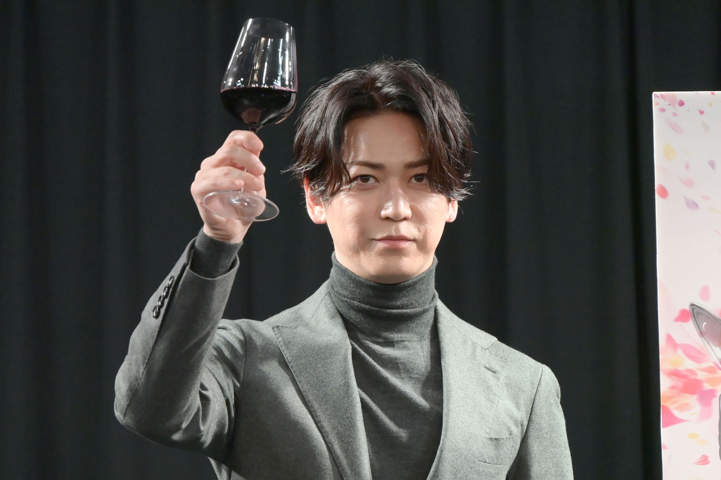 乾杯する亀梨和也。