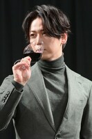 ワインを口に含む亀梨和也。