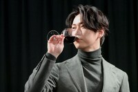 ワインを口に含む亀梨和也。