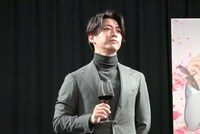 ワインを味わう亀梨和也。