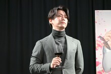 ワインを味わう亀梨和也。