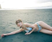 夕焼けビーチに松田里奈、水着姿で浜辺に寝転ぶ