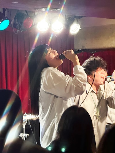 アキラ（Vo / 少年キッズボウイ）（写真提供：日本クラウン）