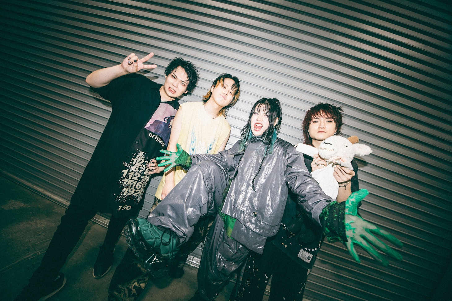 Chevonとサポートメンバーの小林令（Dr）。（撮影：タカギユウスケ）