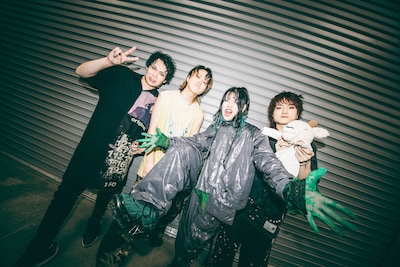 Chevonとサポートメンバーの小林令（Dr）。（撮影：タカギユウスケ）