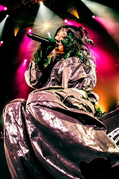 谷絹茉優（Vo）（撮影：タカギユウスケ）