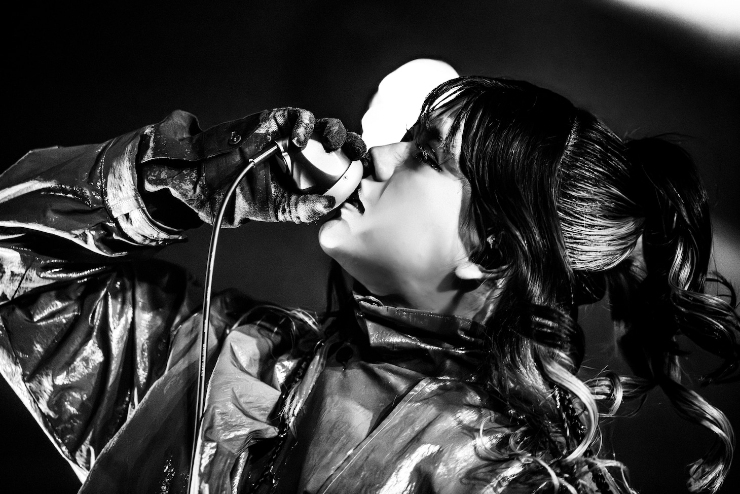 谷絹茉優（Vo）（撮影：タカギユウスケ）