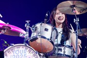 ドラムを叩く金村美玖。©Seed & FlowerLLC