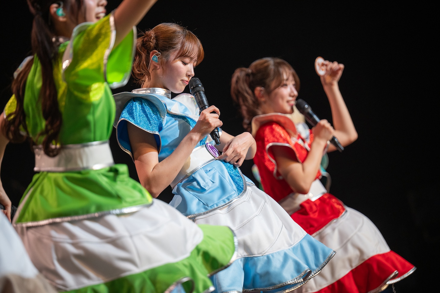 着脱式の出席番号で遊ぶえびちゅう。