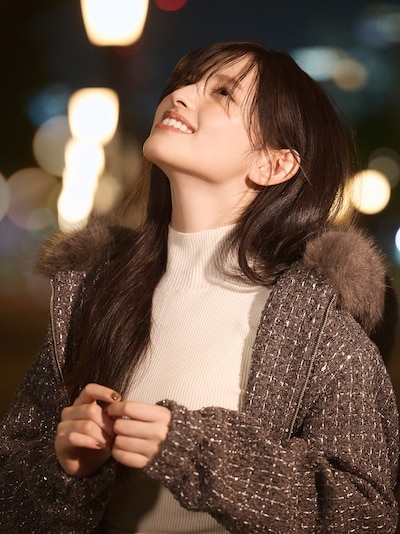 「2025 HOLIDAY collection feat.Aki Suda」に起用された菅田愛貴。