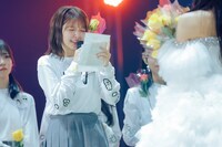 「日向坂46 ARENA TOUR 2025『MONSTER GROOVE』」東京初日公演より河田への手紙を読み上げる山下葉留花。©Seed & FlowerLLC