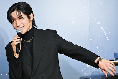 「ブルガリ・ブルガリ」を見せる目黒蓮（Snow Man）。