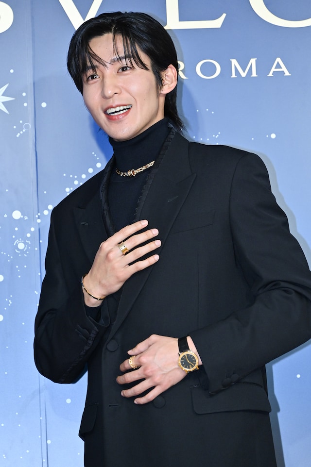 遠くのカメラマンとやりとりする目黒蓮（Snow Man）。