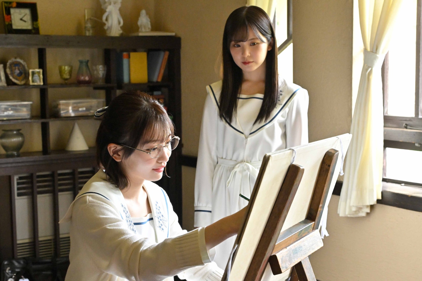 「路地裏ホテル」エピソード2「叶えたい10のこと」より小島凪紗（左）、遠藤理子（右）。