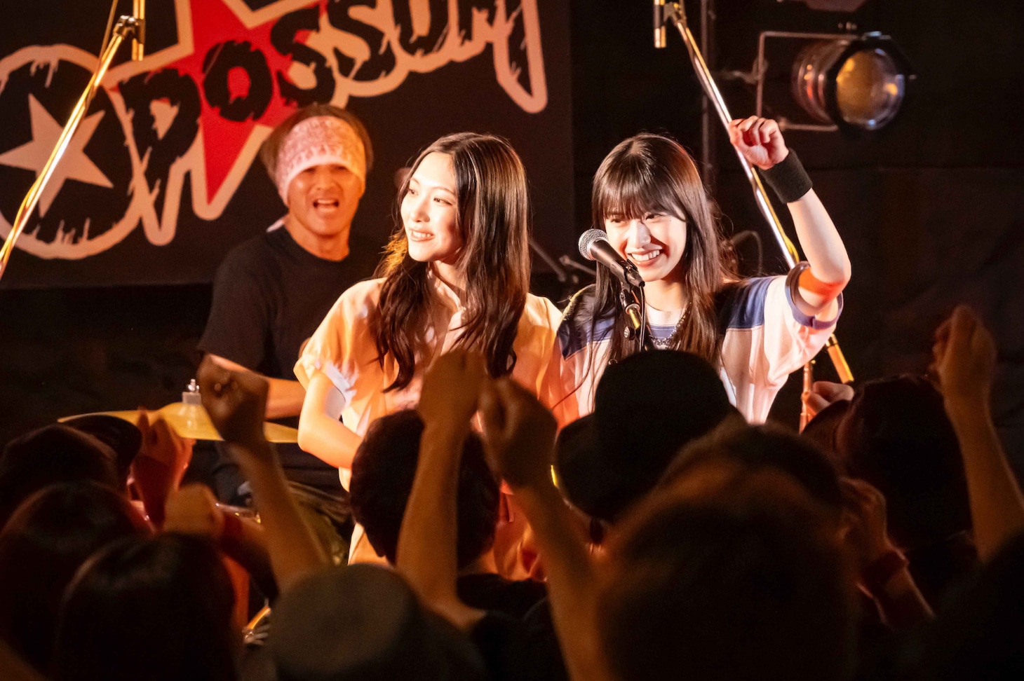 「路地裏ホテル」エピソード3「ハートに火を点けて」より谷口愛季（左）、村井優（右）。