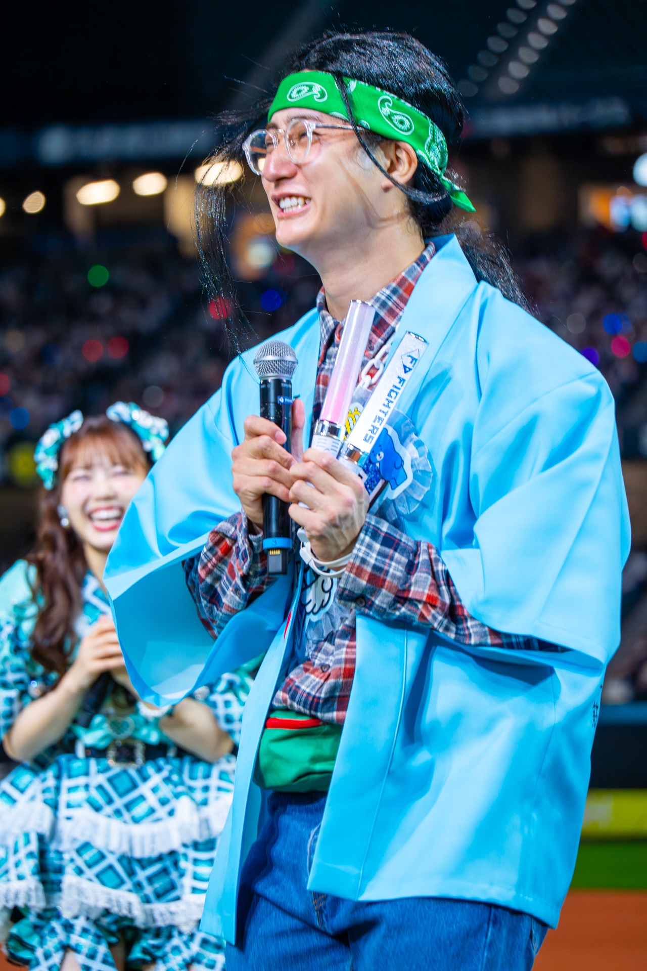 オタクに扮した淺間大基選手。