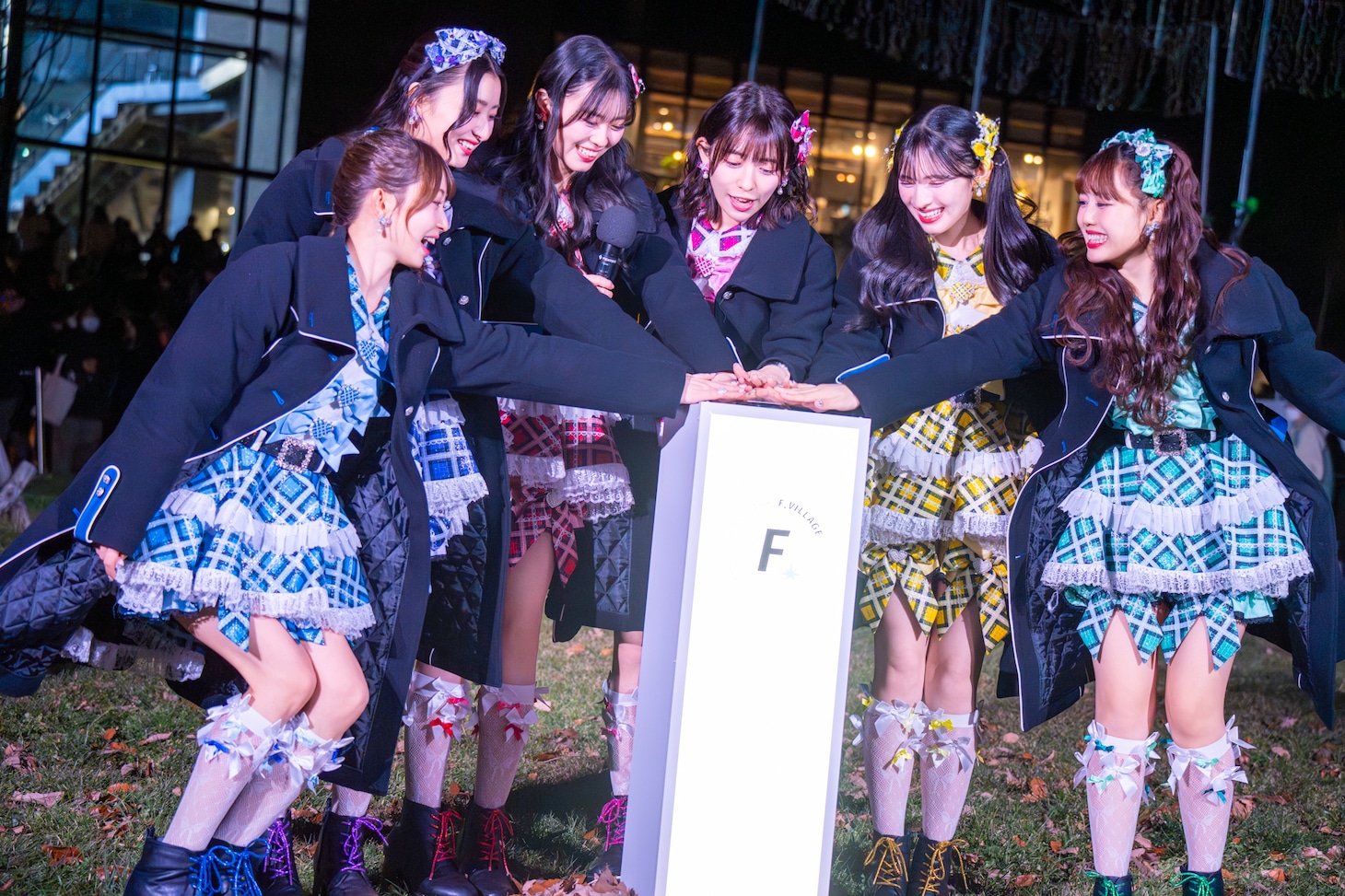 イルミネーションを点灯させる超ときめき♡宣伝部。