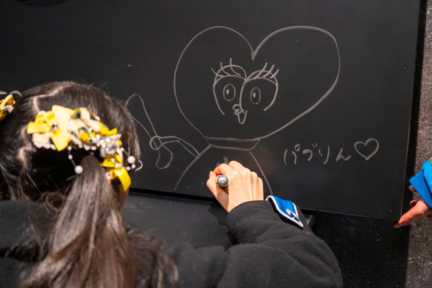 超ときめき♡宣伝部の公式キャラクター・パブりんの絵を描く菅田愛貴。