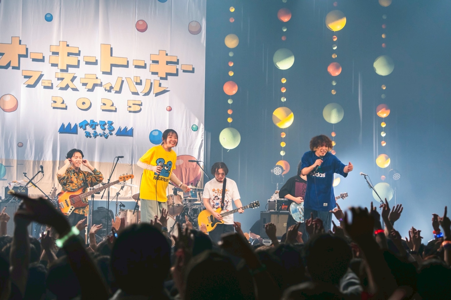 KANA-BOONとネクライトーキーのもっさ＆朝日。（撮影：かい）