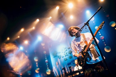 朝日（G / ネクライトーキー）（Photo by Kana Tarumi）