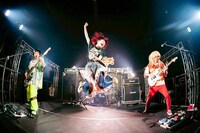 藤咲彩音（ex. でんぱ組.inc）をゲストボーカルに迎えた編成のWienners。（撮影：かい）