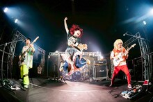 藤咲彩音（ex. でんぱ組.inc）をゲストボーカルに迎えた編成のWienners。（撮影：かい）