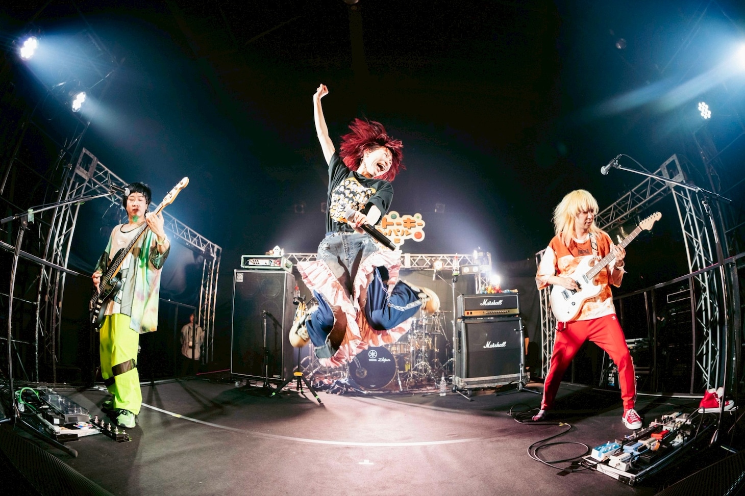 藤咲彩音（ex. でんぱ組.inc）をゲストボーカルに迎えた編成のWienners。（撮影：かい）