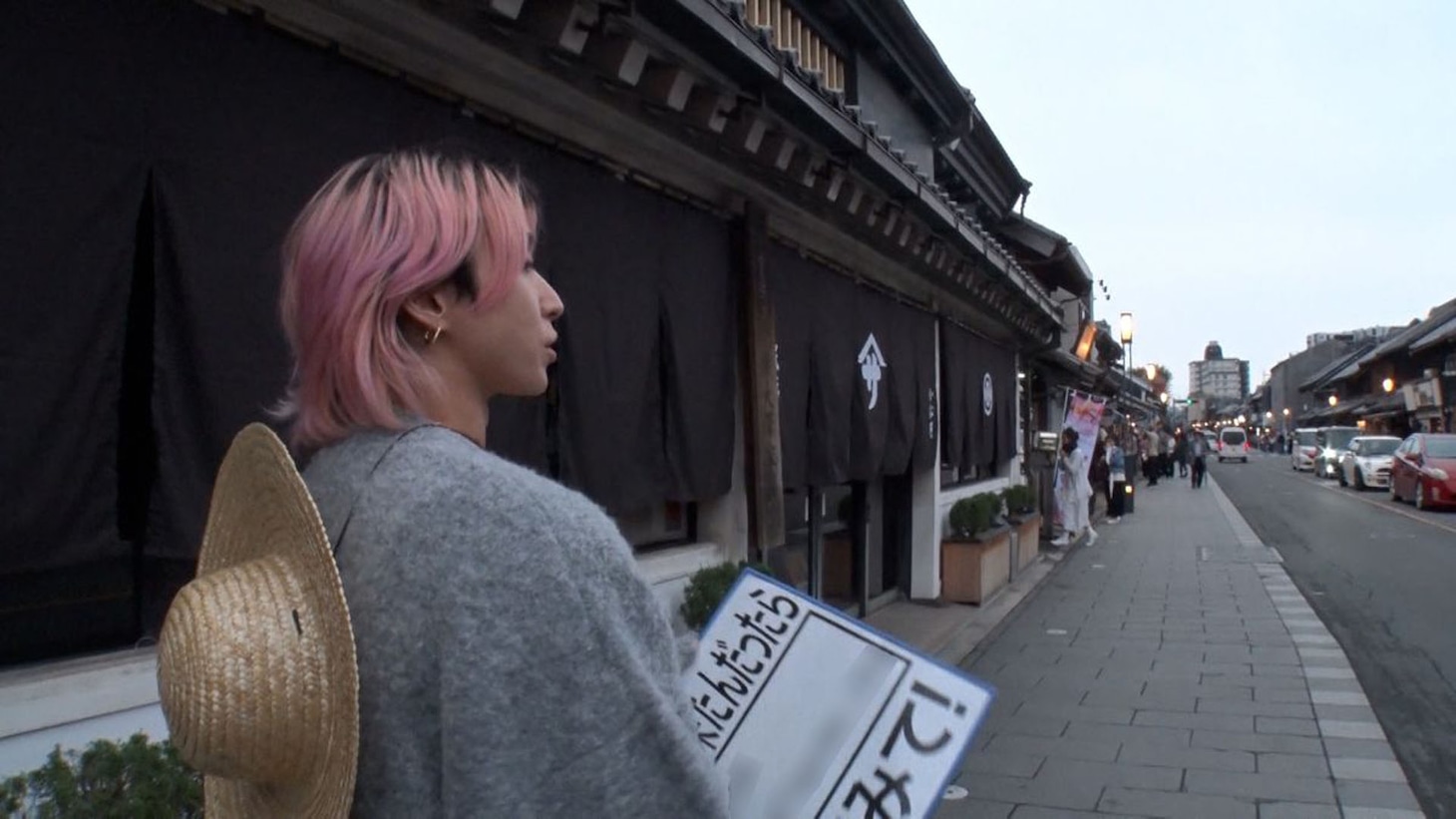 「バナナマンのせっかくグルメ！！」で川越を巡る佐久間大介（Snow Man）。©︎TBS