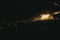 オープニングアクトのTiDEによるライブの様子。（撮影：ひの）