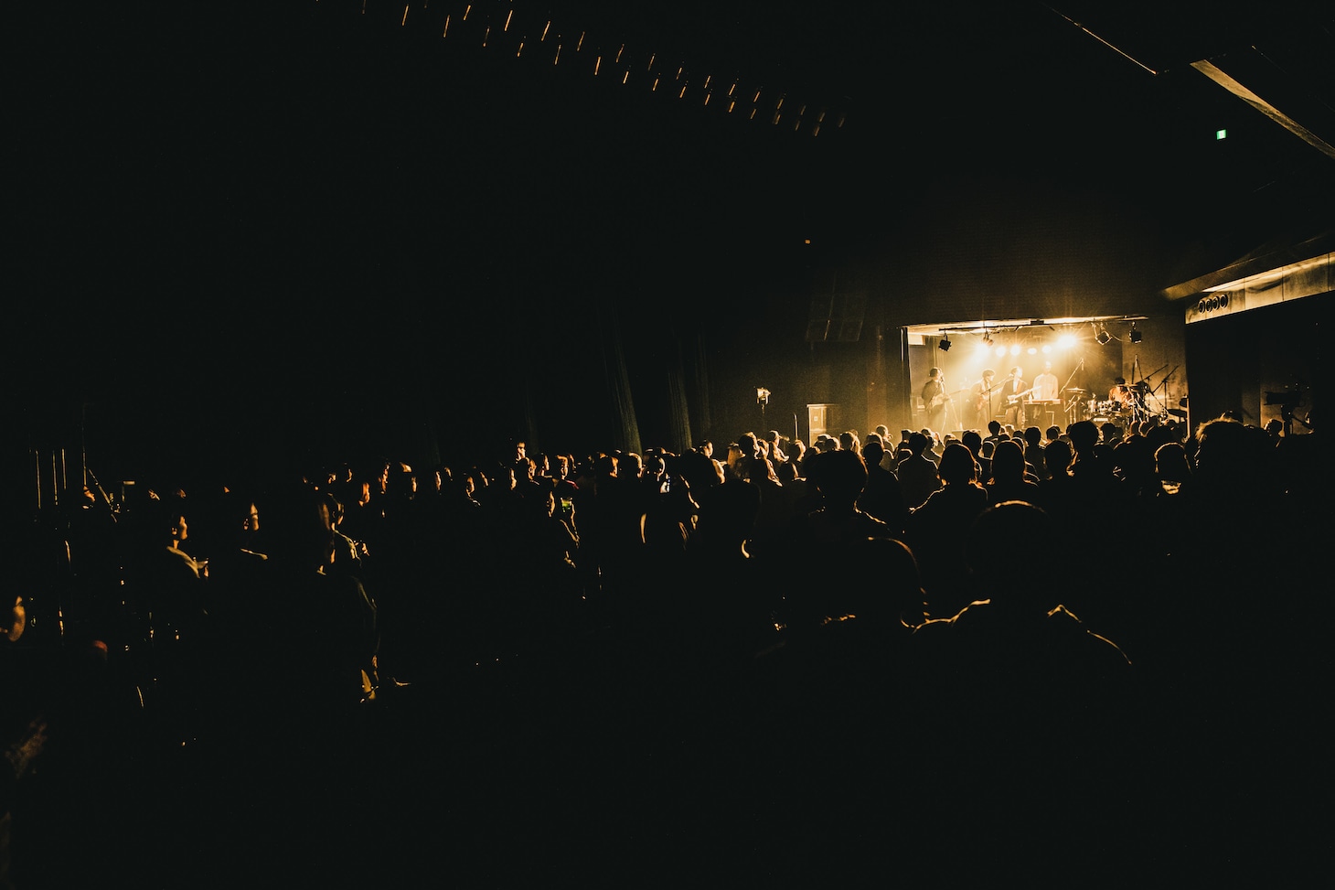 オープニングアクトのTiDEによるライブの様子。（撮影：ひの）