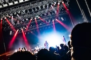 泉大智によるライブの様子。（撮影：小野秀梧）