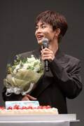 誕生日を祝福され笑顔を浮かべる草川拓弥（超特急）。
