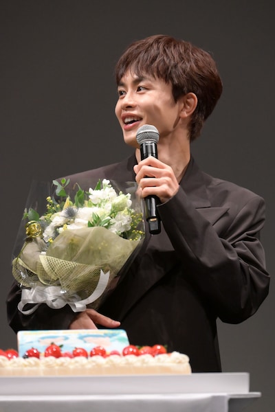 誕生日を祝福され笑顔を浮かべる草川拓弥（超特急）。