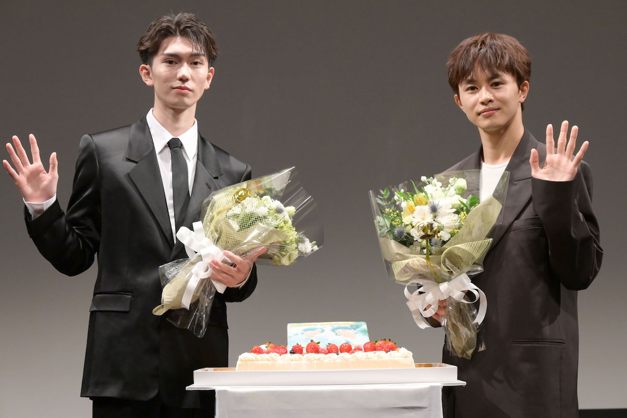 誕生日を祝福された樋口幸平と草川拓弥（超特急）。