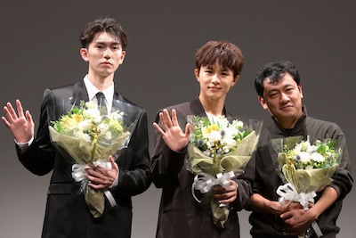 左から樋口幸平、草川拓弥（超特急）、中川龍太郎監督。