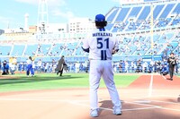 セレモニアルピッチでバッターボックスに立つ宮﨑敏郎選手。