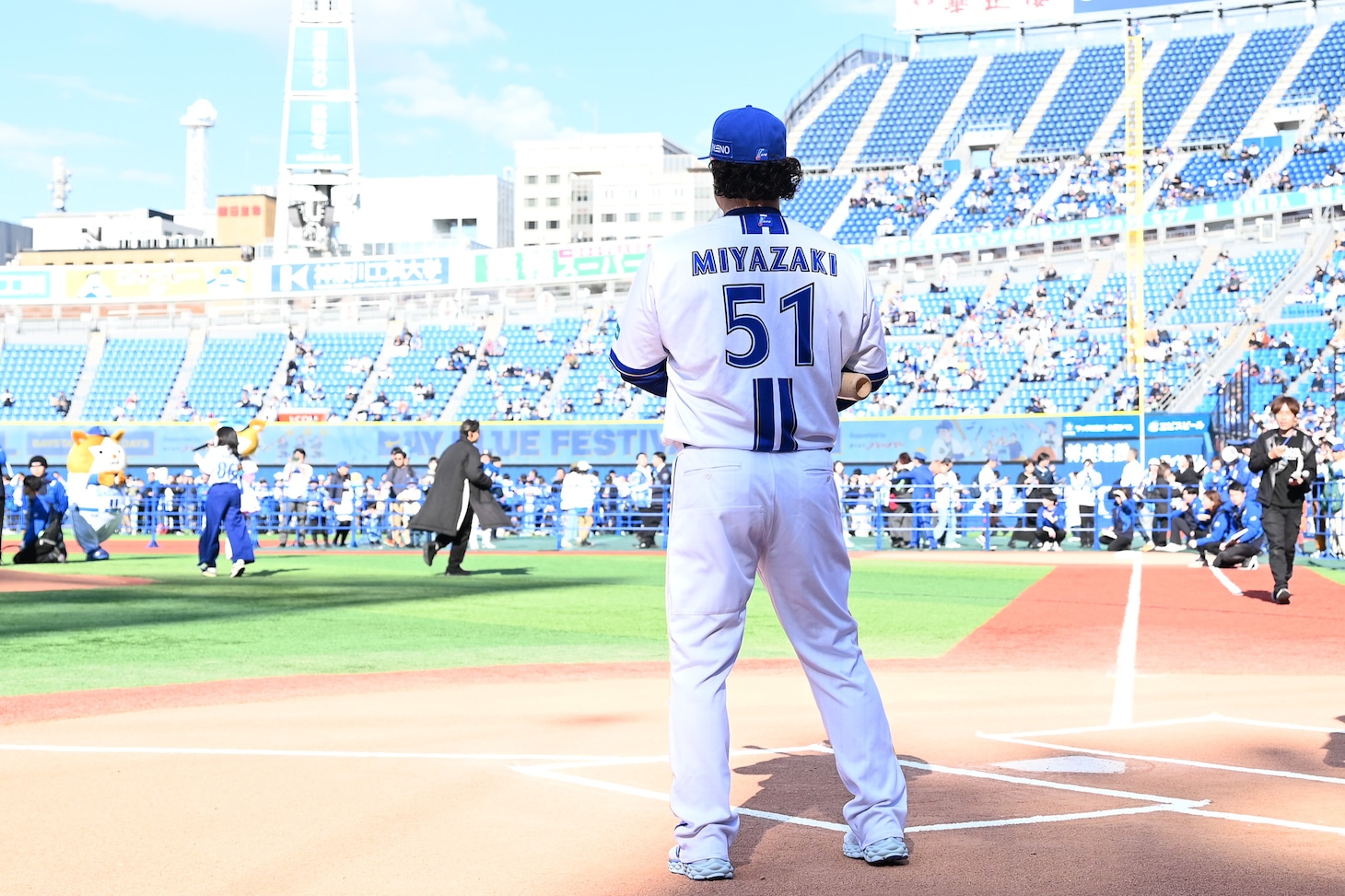 セレモニアルピッチでバッターボックスに立つ宮﨑敏郎選手。