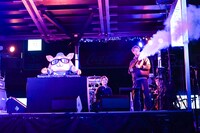 ベイスターズOBの大和とマスコットのDB.スターマンによるDJパフォーマンス。